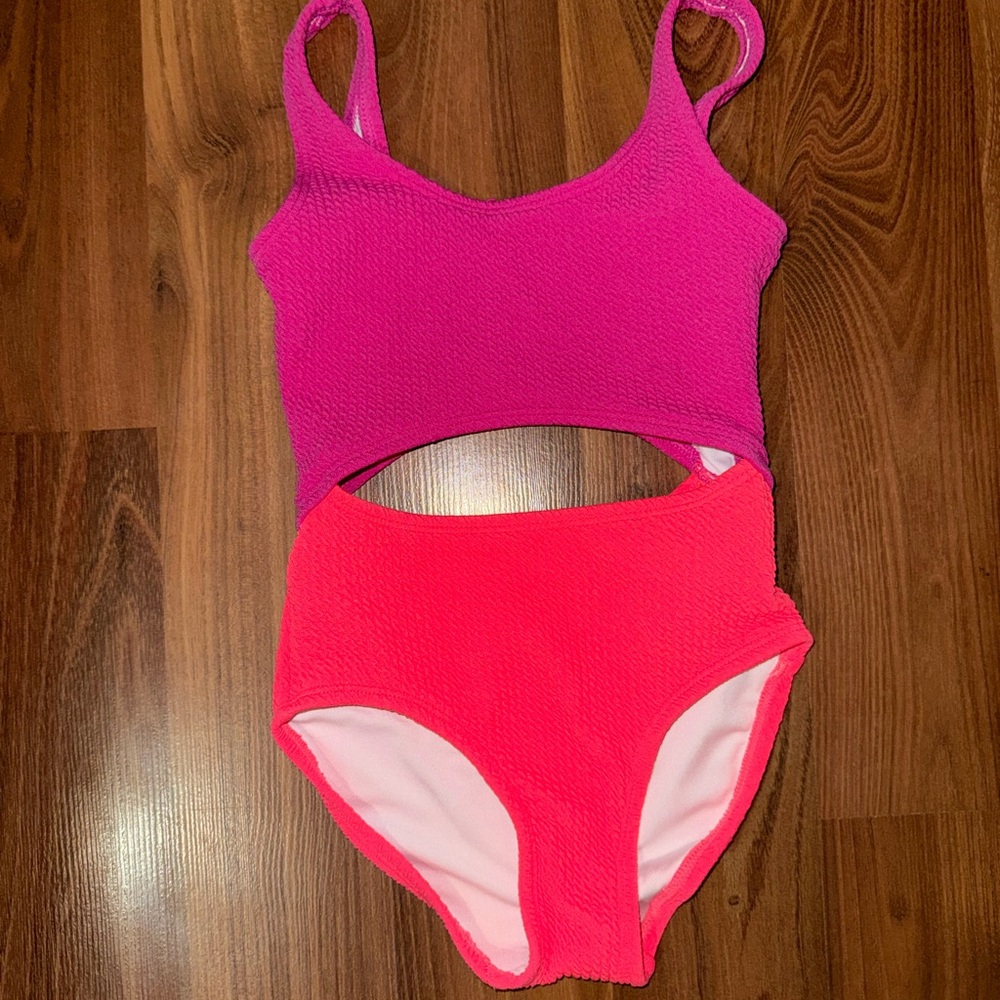 Girls size 5 swimsuit 
3/$20